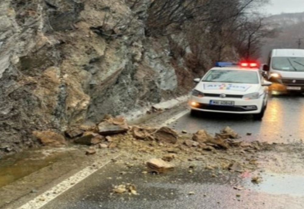 Valea Oltului blocată de căderile stâncilor de pe versanți. Ce s- a întâmplat noaptea trecută în urma ploilor