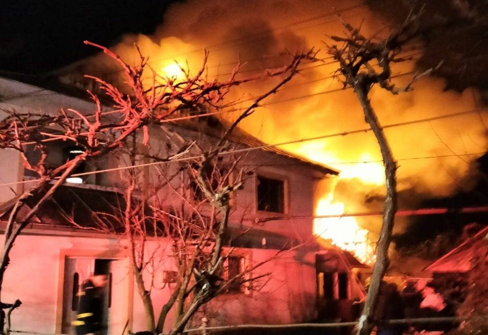 Un nou incendiu puternic a izbucnit în această seară în Argeș