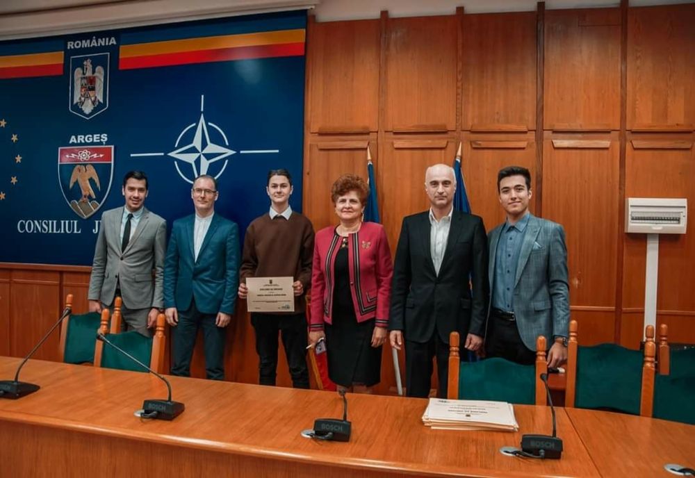Tineri care au participat voluntar în gestionarea pandemiei de coronavirus în Argeș, premiați
