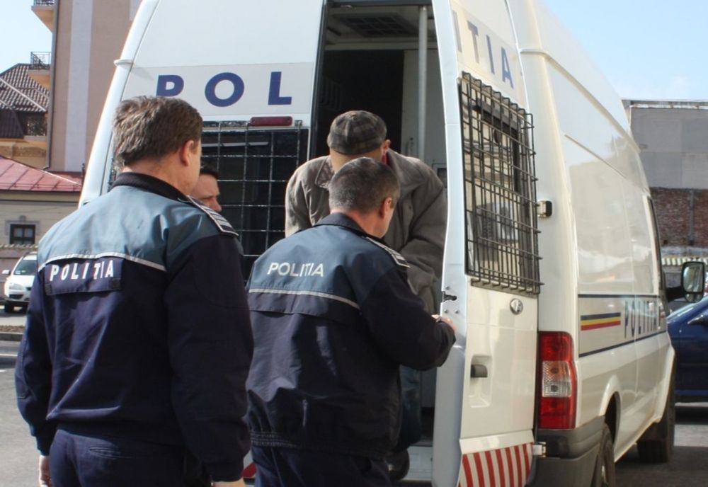 Arestați după ce au furat o statuie din curtea unui hotel