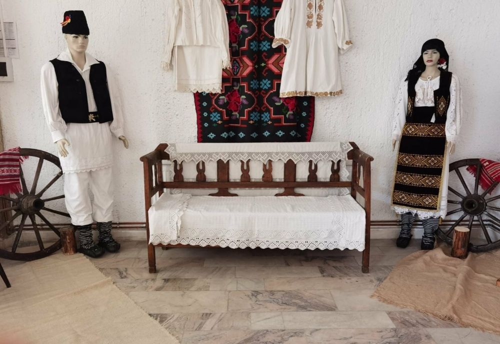 Paradă de costume populare în Mioveni, Argeș