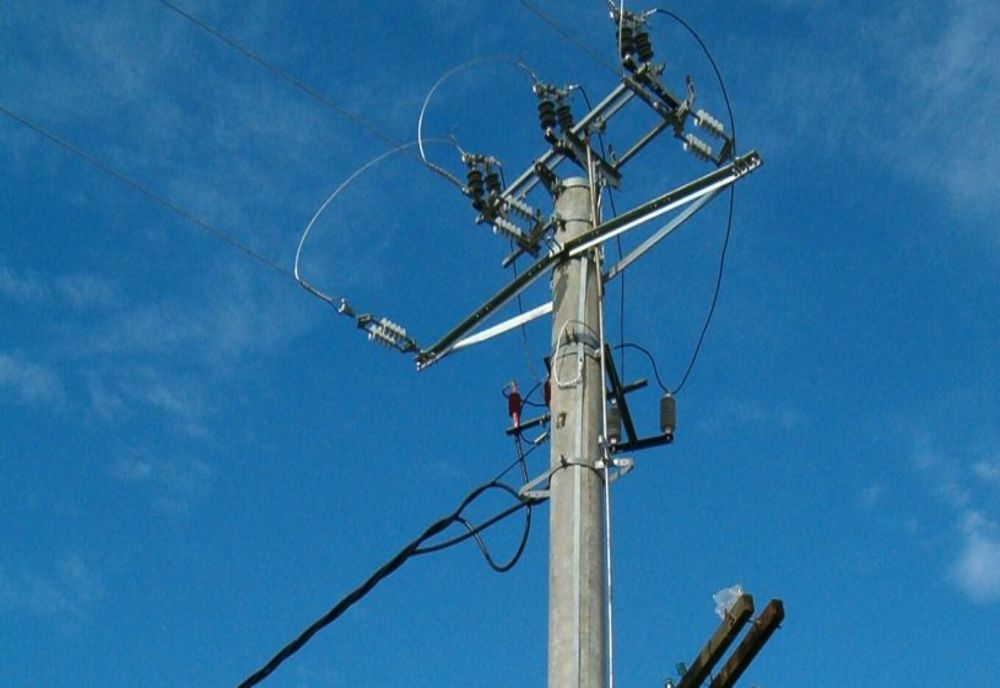 A lovit cu autoturismul pe care îl conducea un stâlp de electricitate