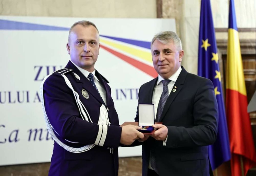 Un argeșean premiat de către ministrul Afacerilor Interne, Lucian Bode