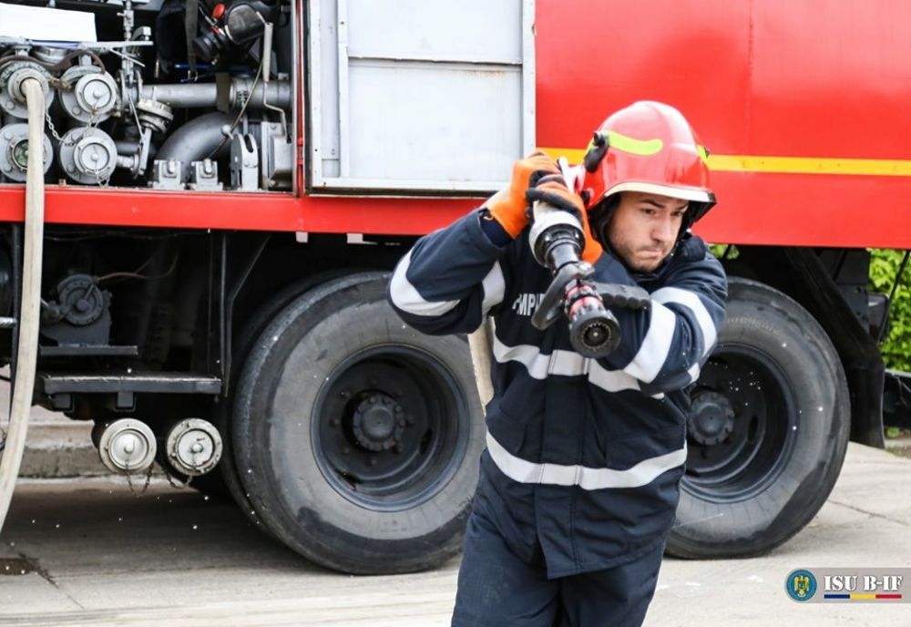 Două mașini au ars într- un cartier din Pitești