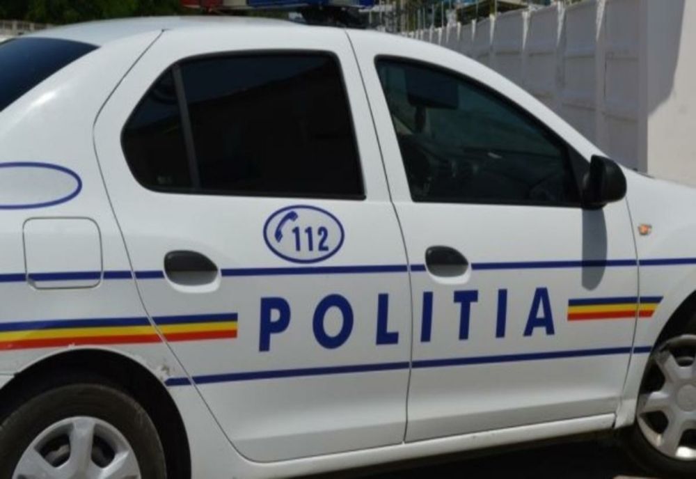 Un șofer oprit de polițiști a intrat peste agenți în autospecială, să își ia actele înapoi