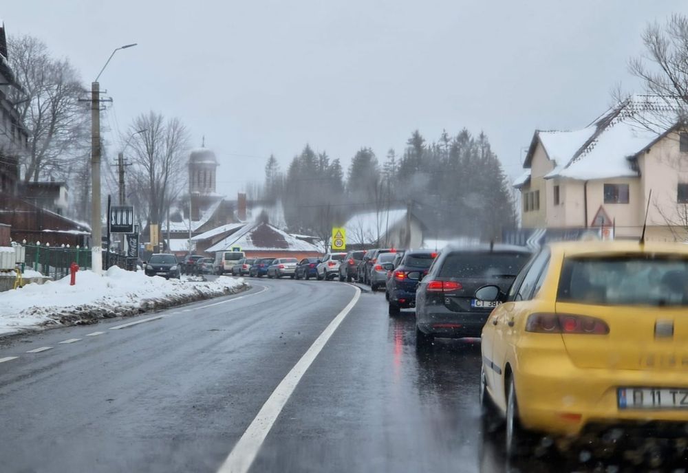 TRAFIC OPRIT pe drumul Pitești-Brașov, în zona localității Dâmbovicioara! Un autotren a derapat - anunțul Poliției Rutiere