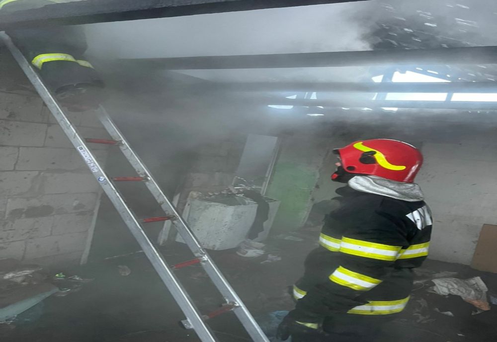 Incendiu la o fabrică de turnare a metalelor neferoase. 12 muncitori au fost evacuați 