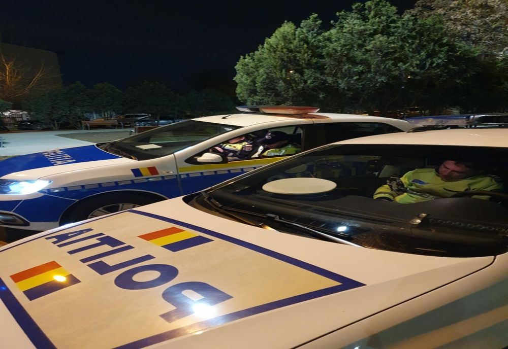 Un șofer urmărit de polițiști și oprit după ce s- a tras un foc de avertisment