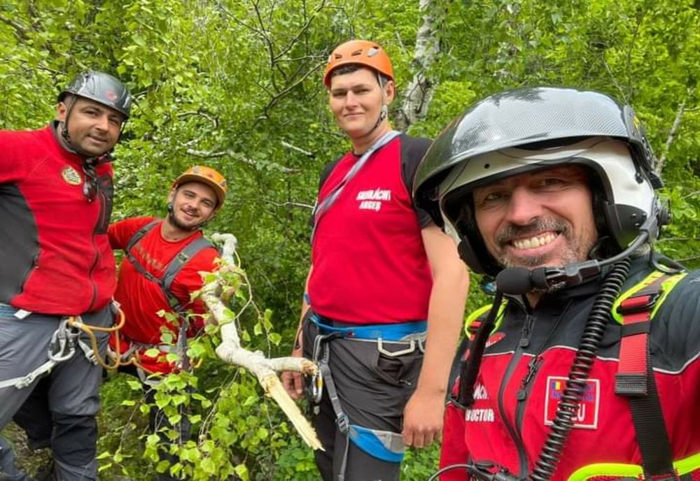 Intervenție de aproximativ 6 ore pentru salvarea a doi turiști