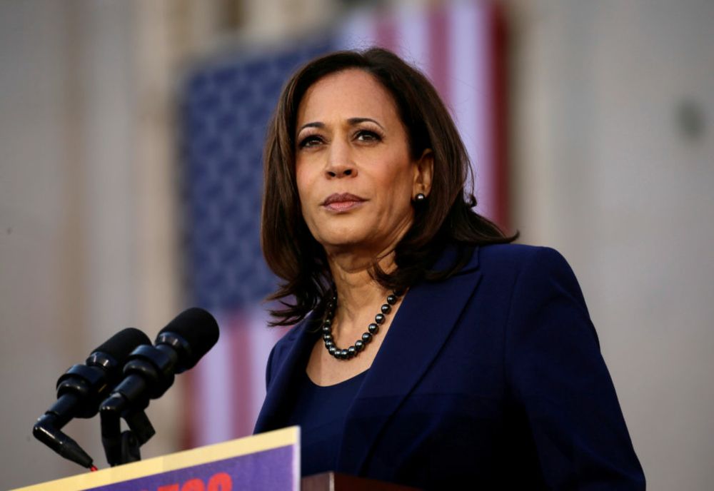KAMALA HARRIS ÎL CRITICĂ DUR PE DONALD TRUMP LA PRIMUL MITING DE CAMPANIE, IAR ACESTA RIPOSTEAZĂ