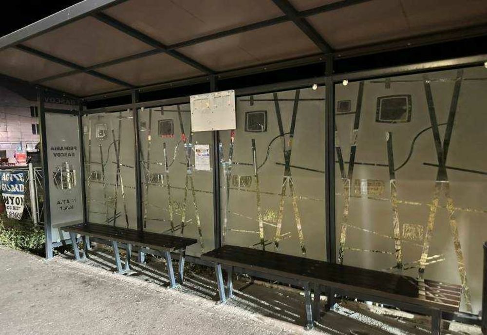 Barbat din Pitesti amendat pentru lipirea afiselor in statiile de autobuz