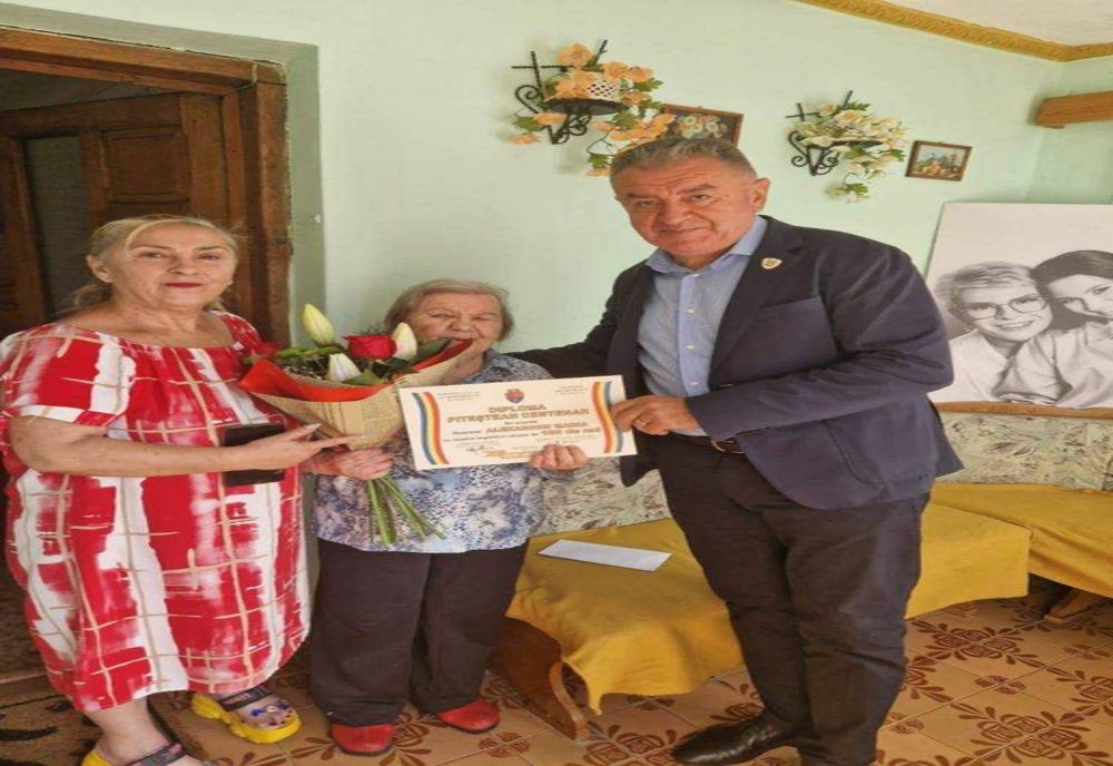 PITEȘTEANCA MARIA ALEXANDRU, OMAGIATĂ DE PRIMAR LA 100 DE ANI