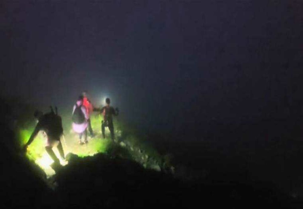 Șapte Persoane Fără Lanterne, Salvate de Salvamontiști în Argeș