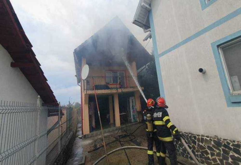 INCENDIU LA BĂICULEȘTI: VILĂ MISTUITĂ DE FLĂCĂRI