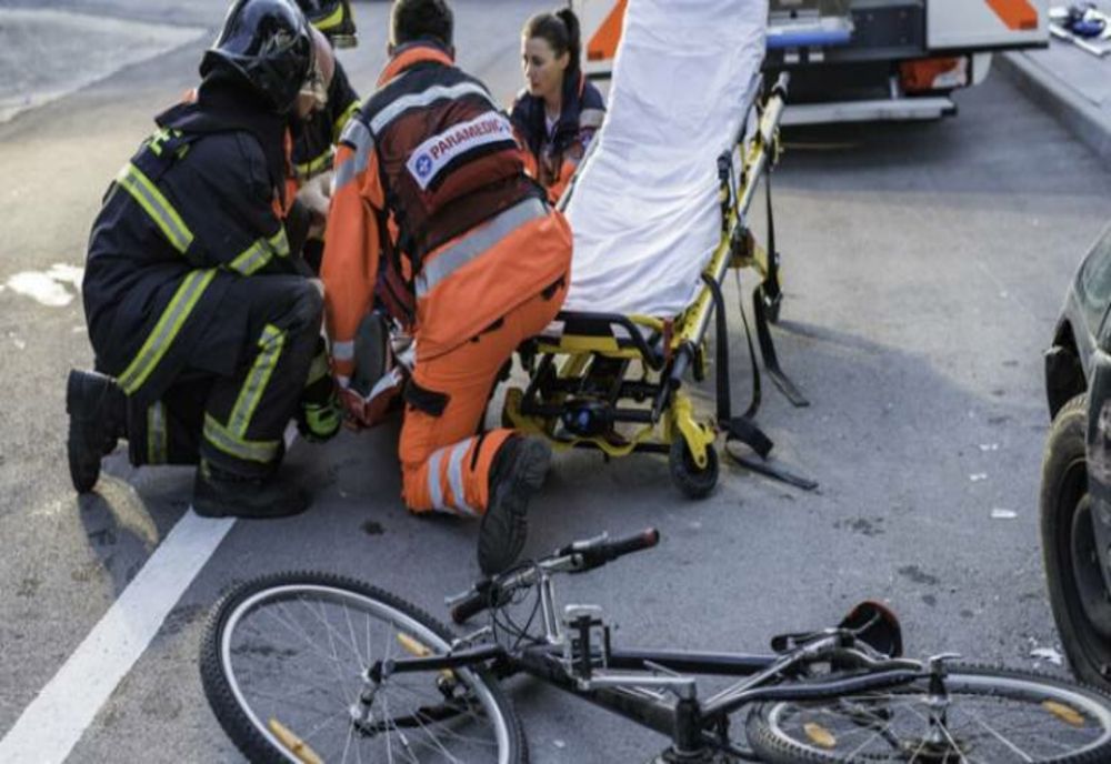 ACCIDENT GRAV PE DN 73: BICICLIST RĂNIT DE UN AUTOTURISM