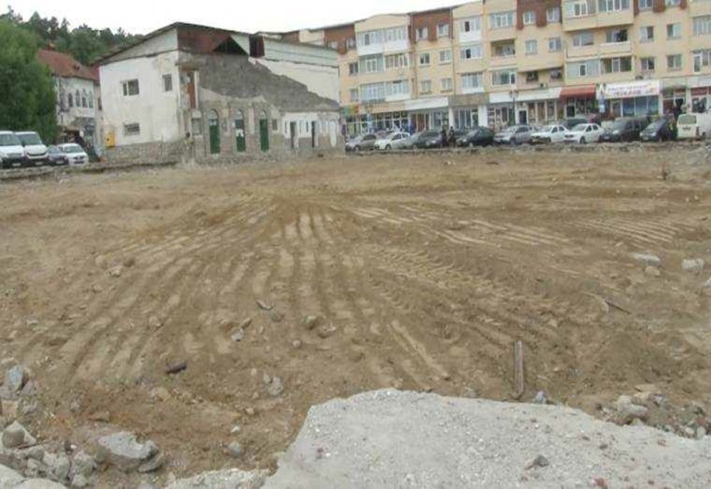 Piaţa de la Câmpulung aşteaptă încă un aviz