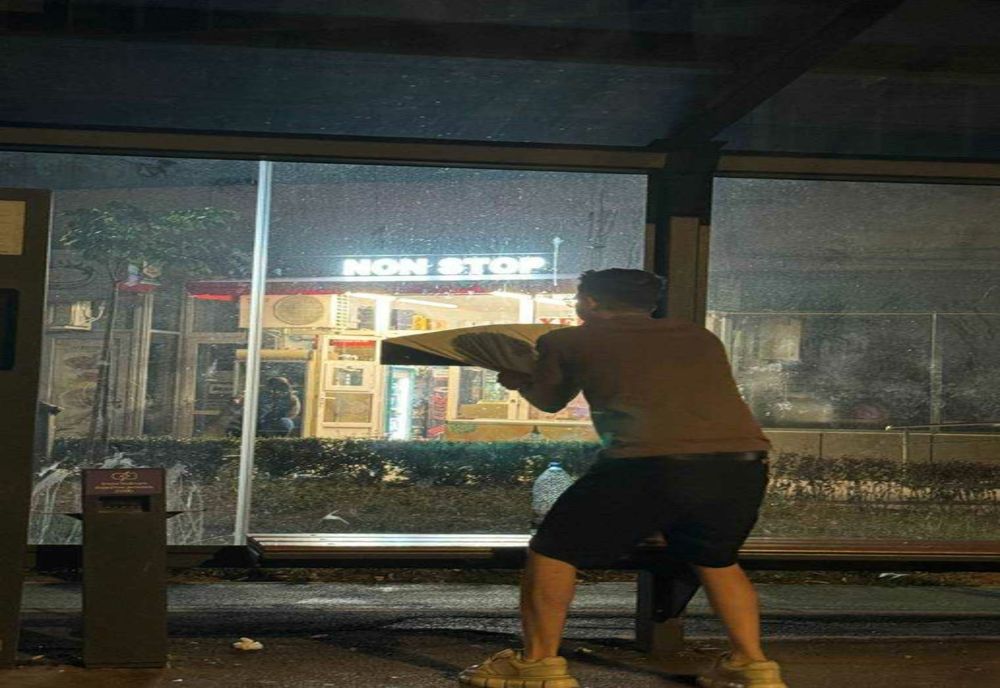 PERSONA IDENTIFICATĂ ȘI SANCȚIONATĂ PENTRU LIPIREA AFIȘELOR ÎN STAȚIILE DE TRANSPORT PUBLIC DIN PITEȘTI