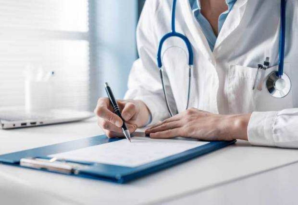 UN MEDIC DE BOLI INTERNE PRINS ÎN FLAGRANT ÎN TIMP CE LUA MITĂ DE LA UN PACIENT