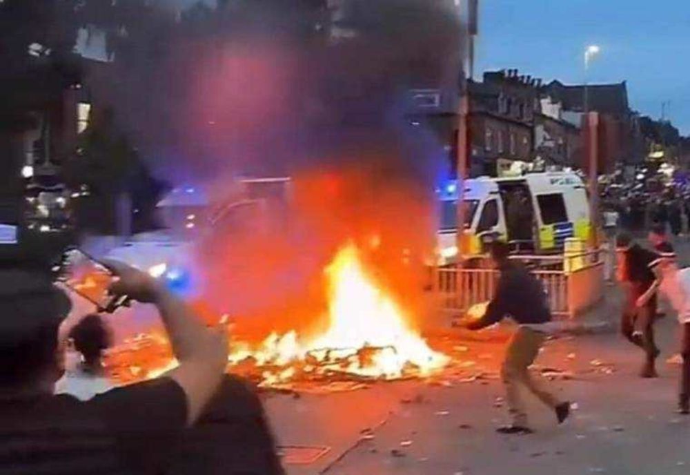 PROTESTE ÎN LEEDS DUPĂ DECIZIA AUTORITĂȚILOR DE A LUA COPII DINTR-O FAMILIE ROMÂNĂ