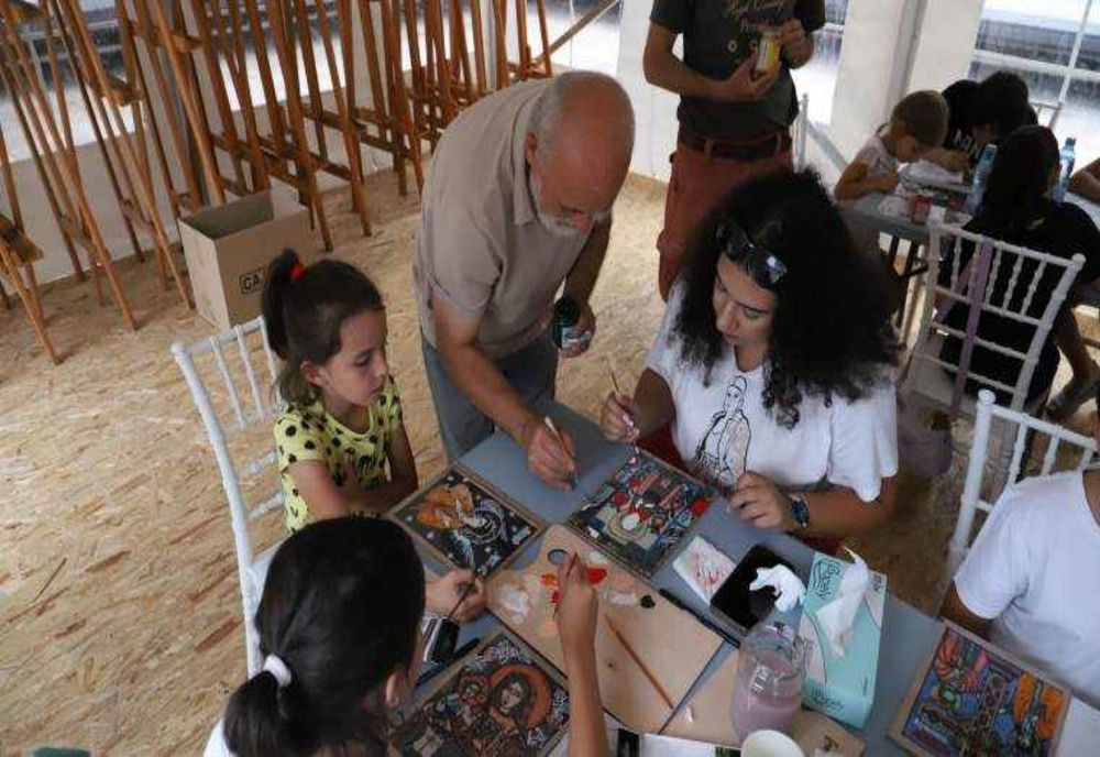 ATELIER DE CREAȚIE A ICOANELOR PE STICLĂ PENTRU COPII ÎN PITEȘTI