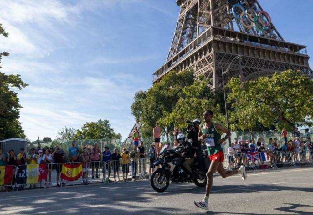 INCIDENT LA TURNUL EIFFEL: BĂRBATUL CARE A ESCALADAT MONUMENTUL ÎNAINTE DE ÎNCHIDEREA JOCURILOR OLIMPICE