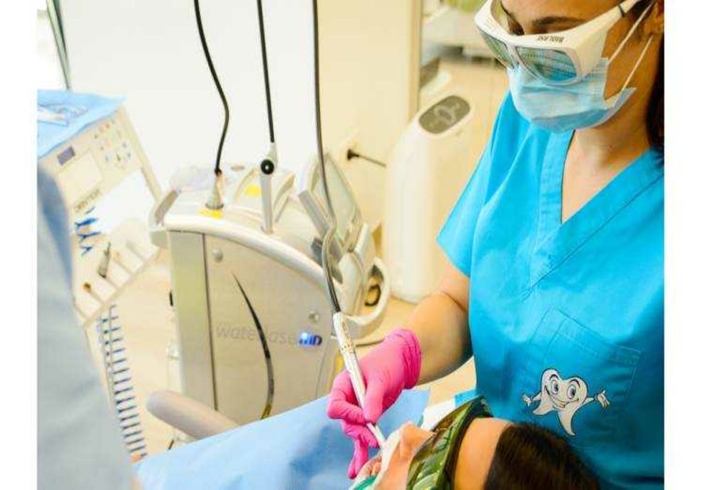 DE CE SÂNGEREAZĂ GINGIILE ÎN TIMPUL PERIAJULUI DENTAR?