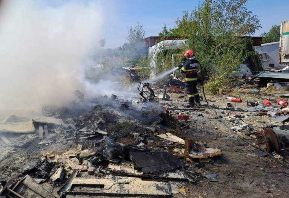 INCENDII DEVASTATOARE ÎN ARGEȘ - POMPIERII INTERVIN PENTRU STINGERE
