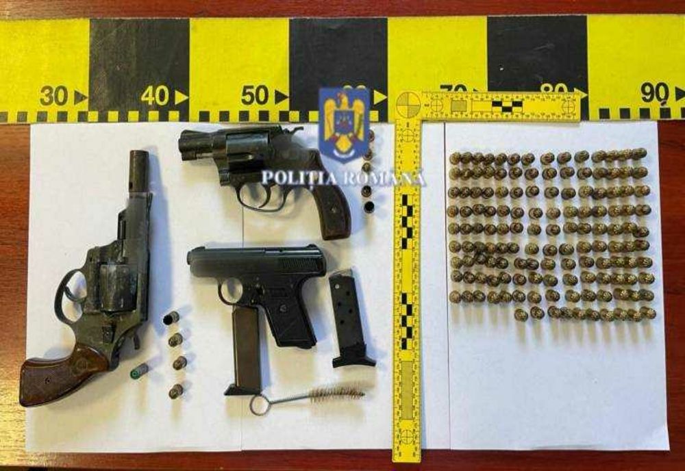 DESCOPERIRE ȘOCANTĂ ÎN TRAFIC: ARME NELETALE GĂSITE ÎNTR-UN AUTOTURISM LA DAVIDEȘTI