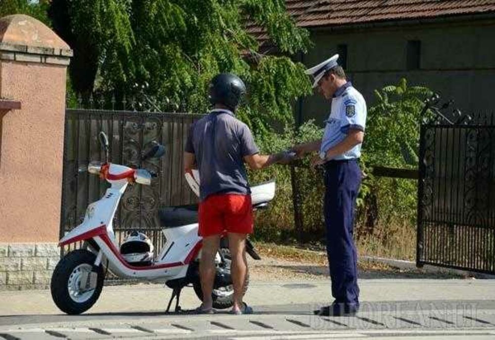OPRIT ȘI AMENDAT: BĂRBAT DIN CĂLINEȘTI, PRINS FĂRĂ PERMIS PE UN MOPED NEÎNREGISTRAT