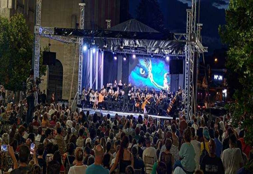 CONCERT UMANITAR LA PITEȘTI: PITEȘTENII S-AU MOBILIZAT PENTRU TÂNĂRUL ANDI SĂBĂREANU