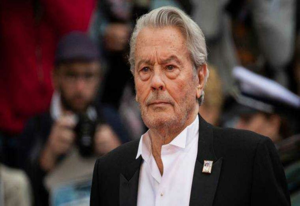 INMORMÂNTAREA LUI ALAIN DELON ÎNCEPE ÎN INTIMITATE