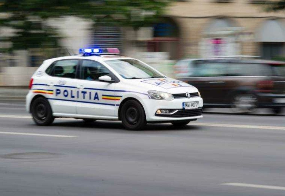 ŞOFER AGRESIV FILMAT FĂCÂND DRIFTURI ÎN PARCAREA DIN FAŢA RECTORATULUI UNIVERSITĂŢII DIN PITEŞTI