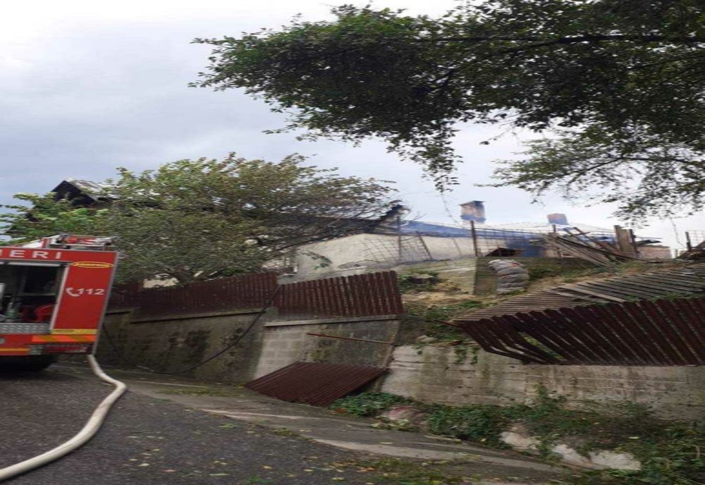 INCENDIU LA UN FÂNAR ȘI O CASĂ DIN BOTENI