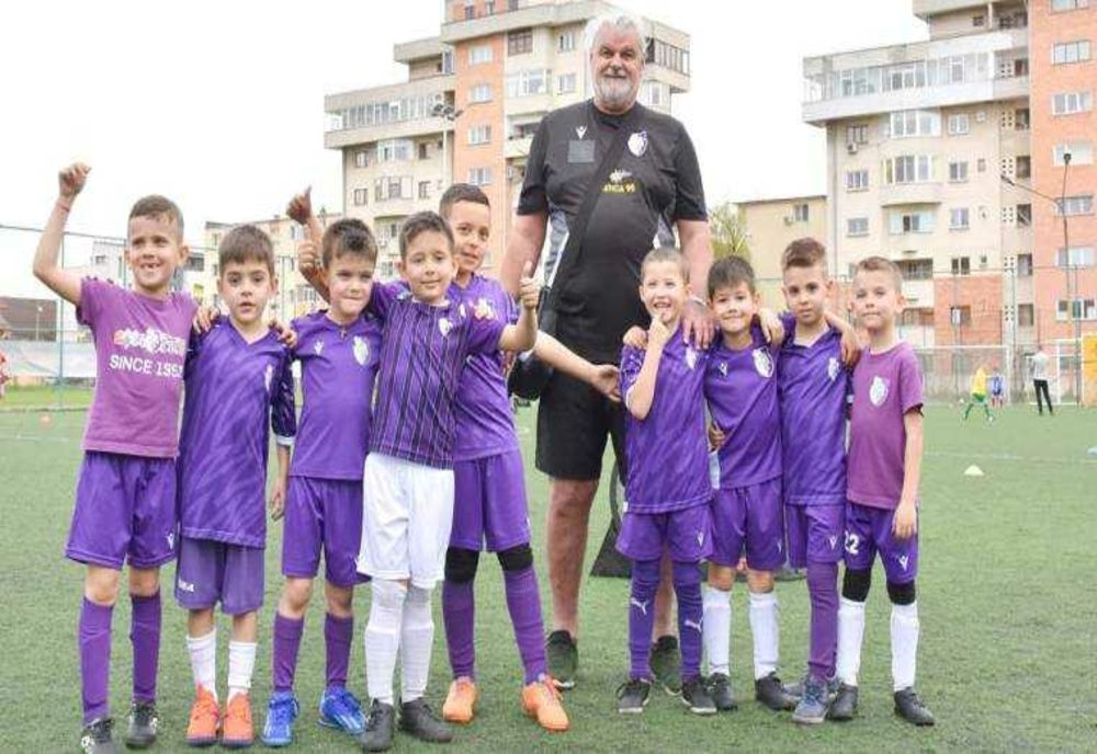 ECHIPELE DIN LIGA A DOUA SE ÎMPRĂȘTIE PENTRU PROMOVARE