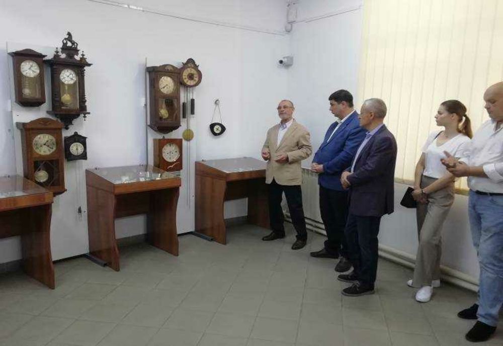 EXPOZIȚIA „CEASURI ȘI TIMP” A DESCHIS PORȚILE LA MUZEUL JUDEȚEAN ARGEȘ