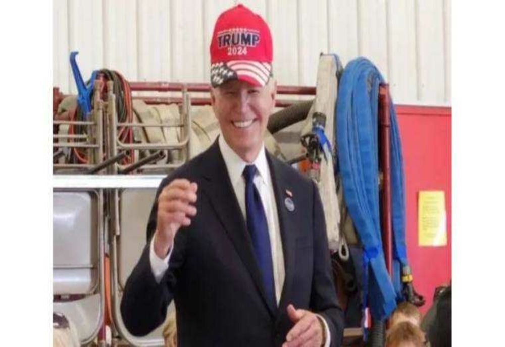 PREȘEDINTELE BIDEN PURTÂND O ȘAPCĂ DE CAMPANIE TRUMP LA EVENIMENTUL DE COMEMORARE A ATENTATULUI DE PE 11 SEPTEMBRIE 2001