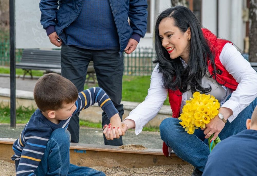 MINISTRUL SIMONA BUCURA-OPRESCU: ”BANII PENTRU COPII AU INTRAT AZI ÎN CONTURILE BENEFICIARILOR! VĂ DORESC UN AN ȘCOLAR CU ÎMPLINIRI ȘI SPOR ÎN TOATE!”