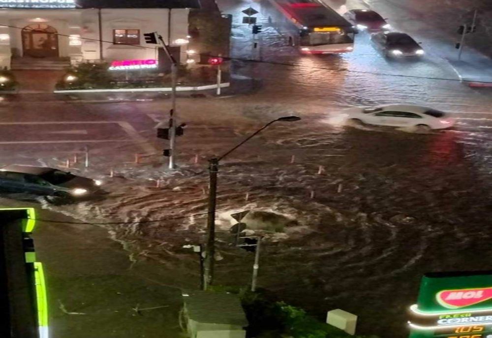 URGIE LA PITEȘTI: INUNDAȚII ȘI VÂNT PUTERNIC ÎN ORAȘ