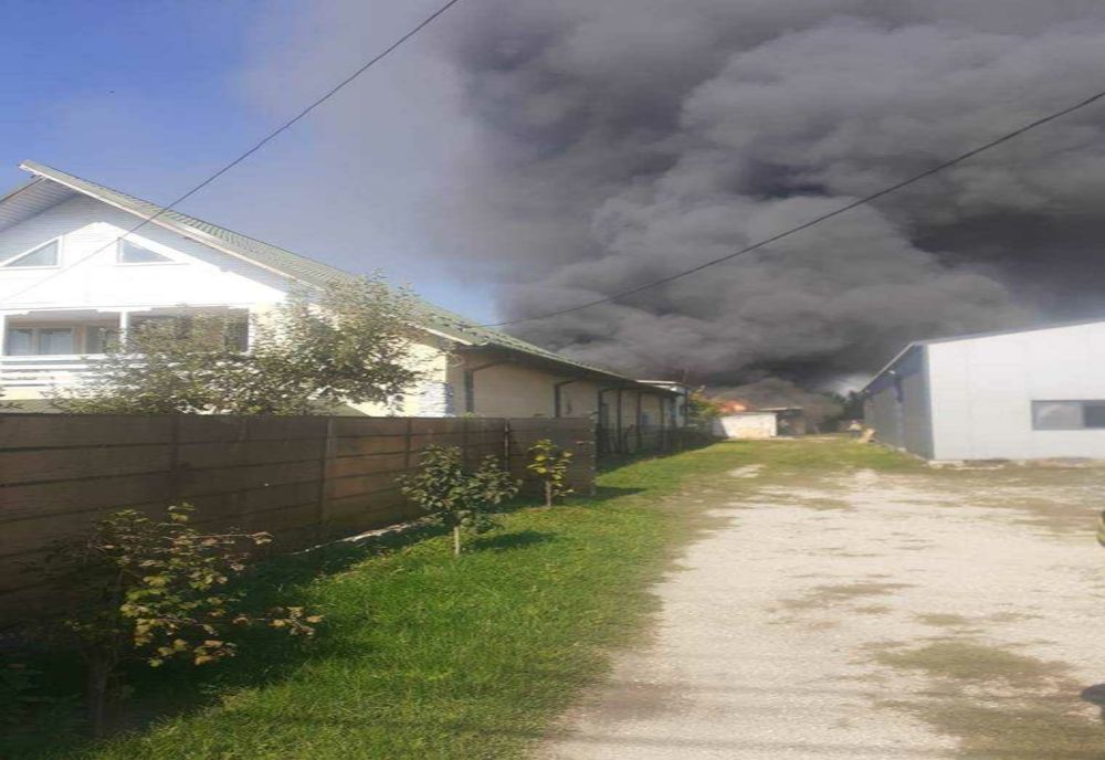 INCENDIU PUTERNIC ÎN HALA DIN COMUNA ȚIȚEȘTI, ARGEȘ