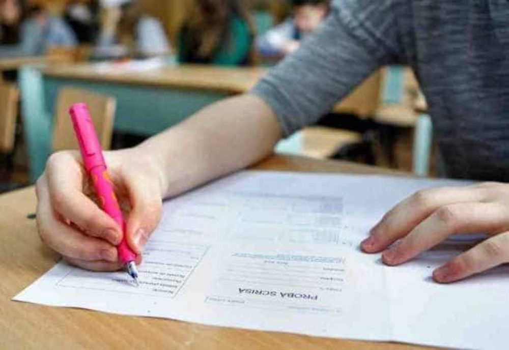 ELEVII DE NOTA 10, RECOMPENSAȚI FINANCIAR DE GUVERN