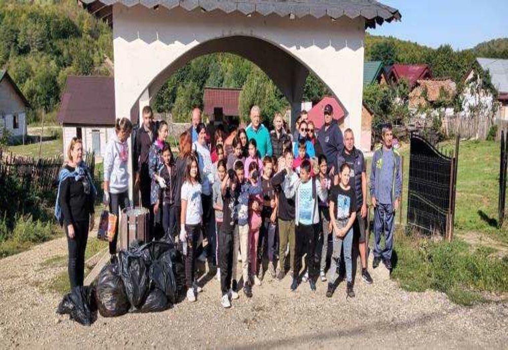 ACȚIUNE DE CURĂȚENIE LA CĂLINEȘTI: ELEVII IMPLICIȚI ÎN SALVAREA MEDIULUI ÎNCONJURĂTOR