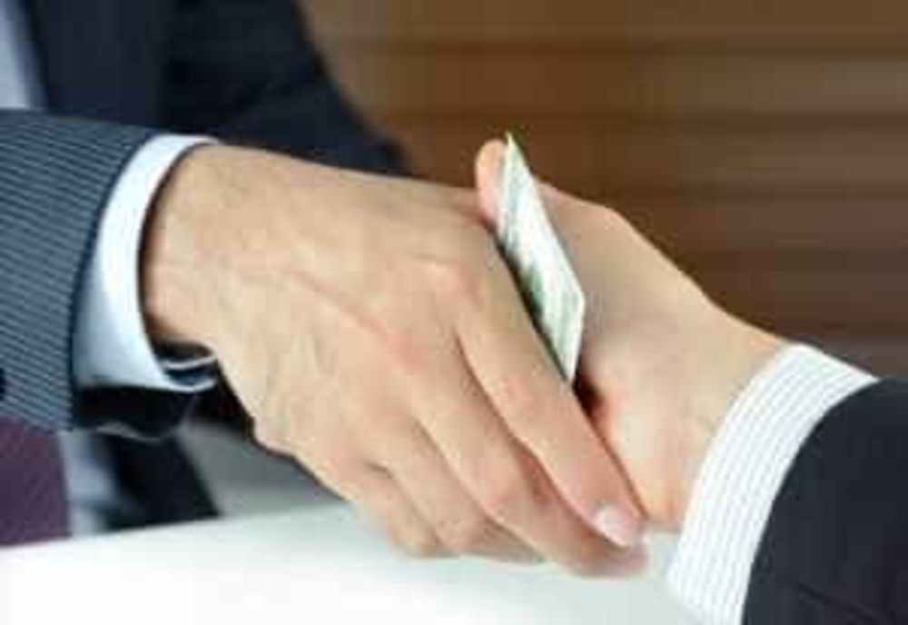 TRIPLĂ ARESTARE ÎNTR-UN SCANDAL DE DAUNE AUTO FICTIVE ÎN ARGEȘ