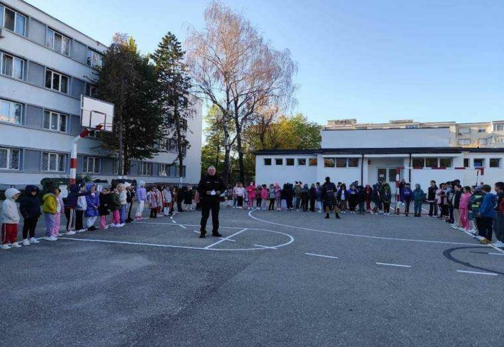 POLIȚIA LOCALĂ PITEȘTI DESFĂȘOARĂ ACTIVITATE DE EDUCAȚIE RUTIERĂ LA LICEUL DE ARTE ”DINU LIPATTI”