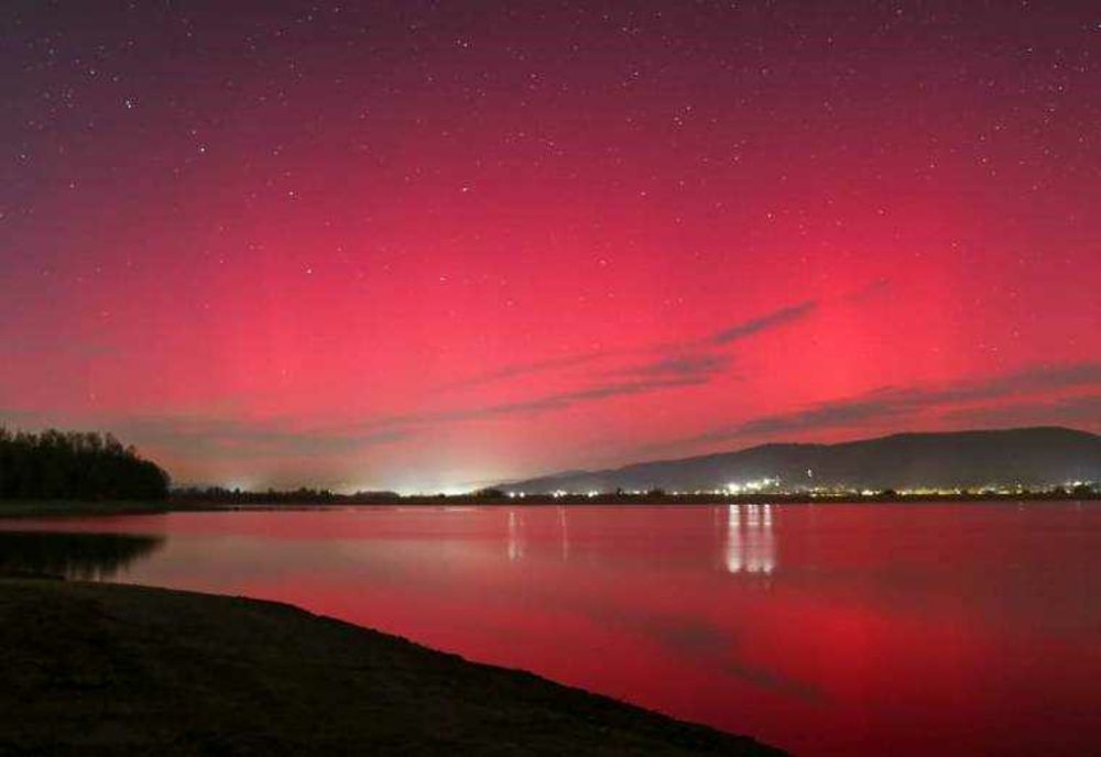 Spectacolul de Culoare al Aurorii Boreale Înălță Cerul României