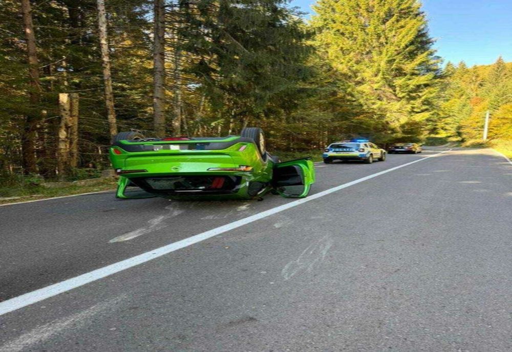 ACCIDENT RUTIER PE TRANSFĂGĂRĂȘAN: AUTOTURISM RĂSTURNAT ȘI O FEMEIE MONITORIZATĂ DE ECHIPAJUL SMURD