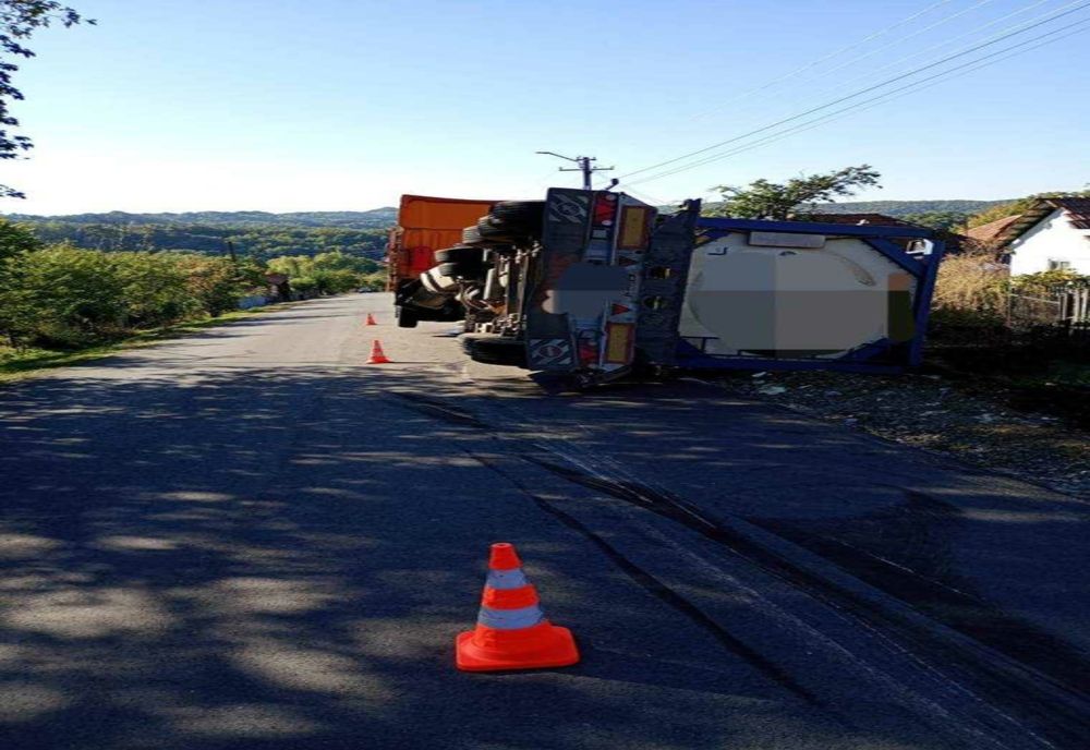 ACCIDENT RUTIER ÎN ARGEȘ: CAP TRACTOR RĂSTURNAT PE DN 73 C