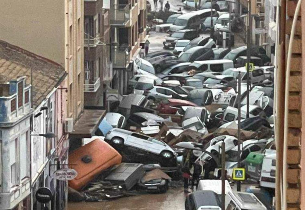 FEMEIE SALVATĂ DIN INUNDAȚII DUPĂ TREI ZILE ÎN AUTOMOBIL CU CORPUL FĂRĂ VIAȚĂ AL CUMNATEI