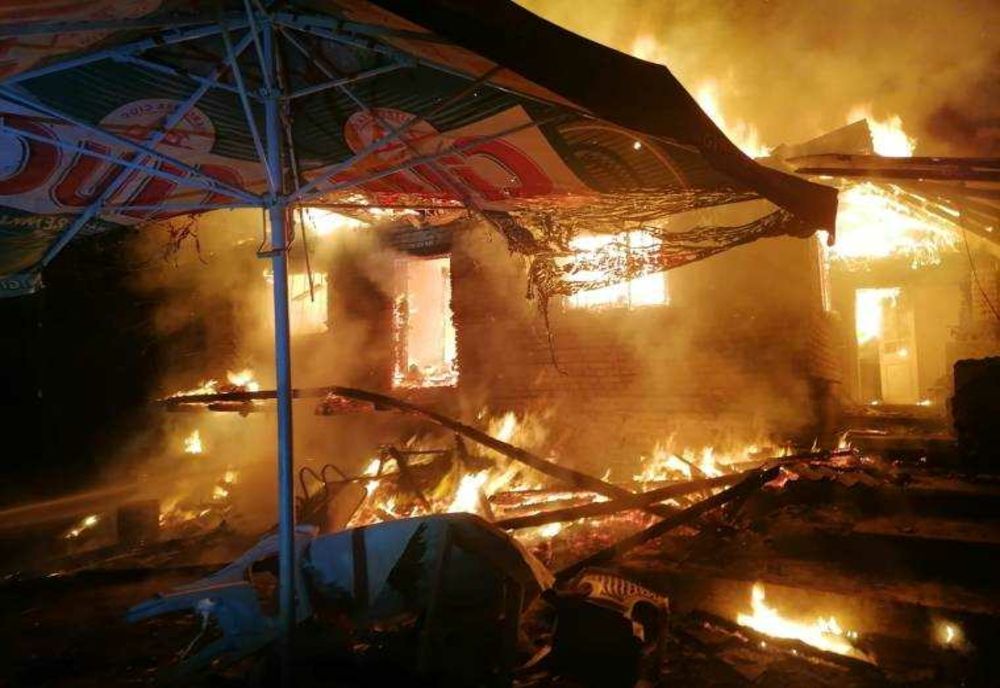 INCENDIU LA O LOCUINȚĂ DIN COMUNA BRĂDULEȚ, SATUL COSACI - INTERVENȚIE DE NOAPTE A POMPIERILOR