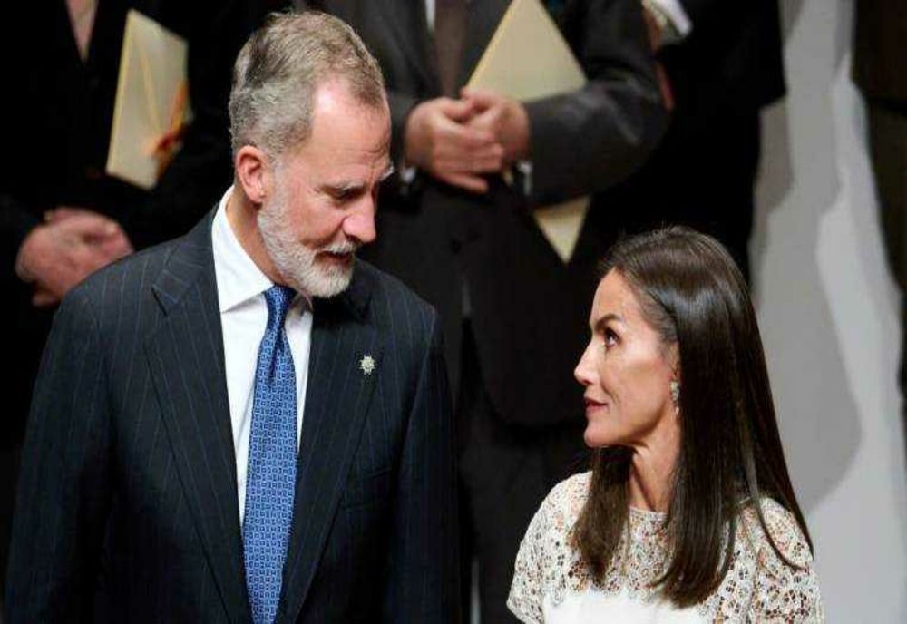 REGINA LETIZIA ȘI REGELE FELIPE AL VI-LEA, ÎNTÂMPINAȚI CU OSTILITATE ÎN ZONA DEVASTATĂ DE FURTUNA DANA
