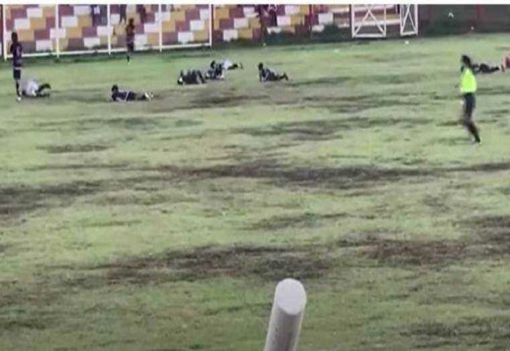 FULGERUL UCIGAȘ A LOVIT ÎN PLIN UN FOTBALIST, LĂSÂND O LOCALITATE ÎNTREAGĂ ÎN STARE DE ȘOC